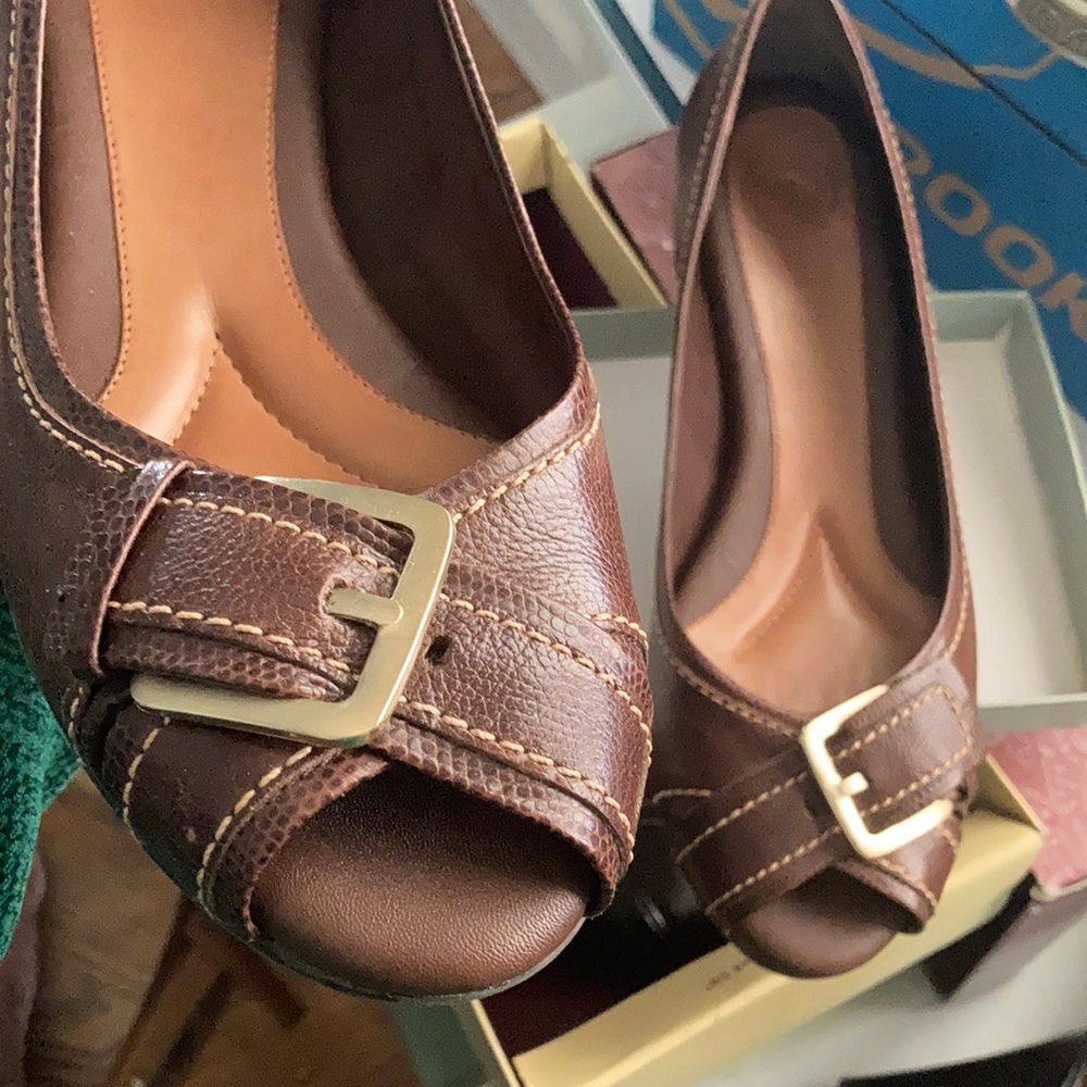 Nurture sparrow leather peep toe